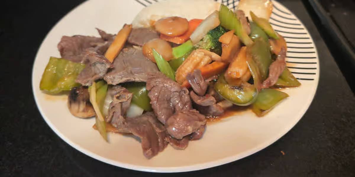 C8. Beef with Mixed Vegetables Combo Dinner