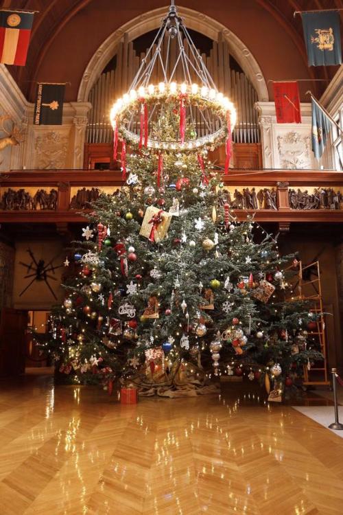 Christmas Tree Raising at Biltmore Kicks Off 2016 Holidays
