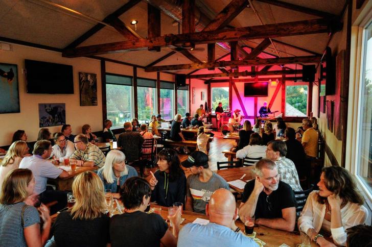 Crowd at Rockford Brewing Company enjoying live music