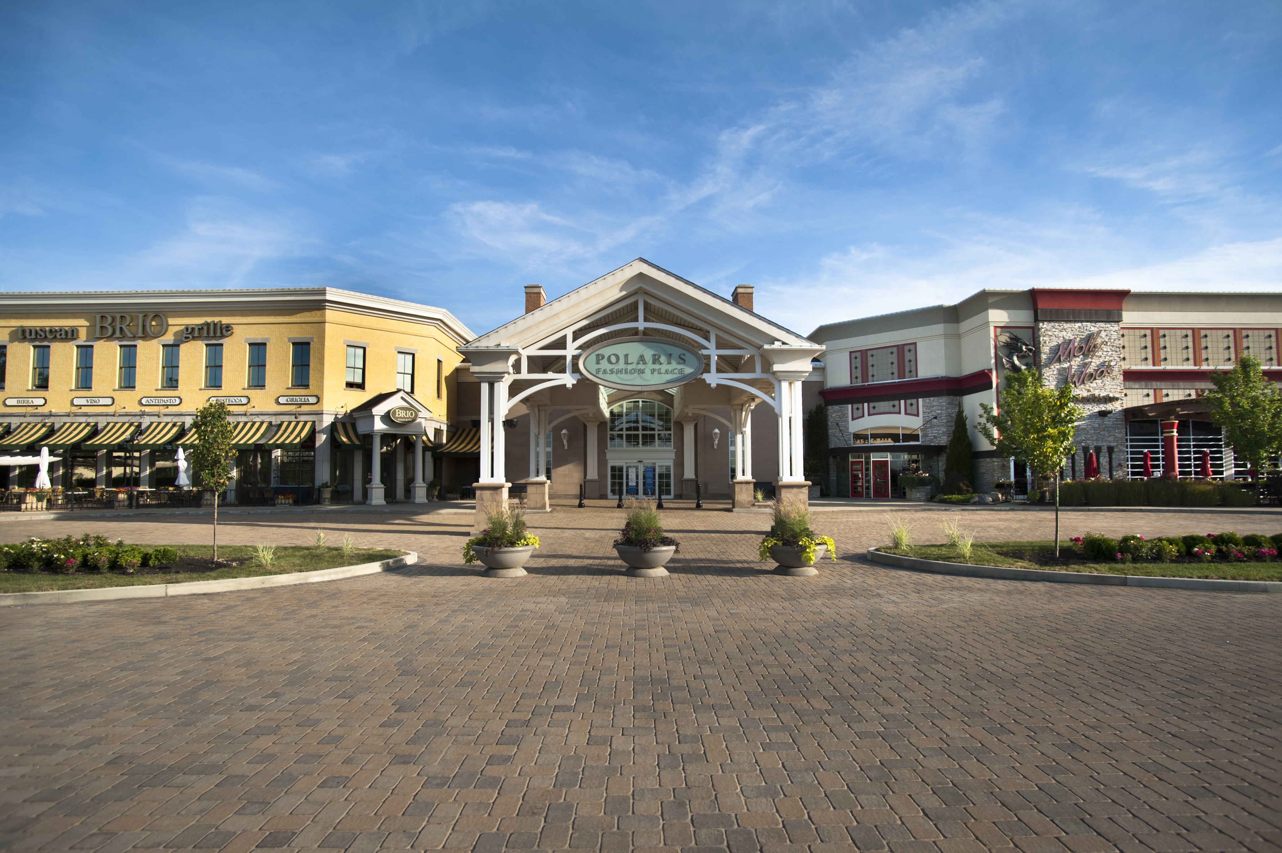 outside view of Polaris Fashion Place entrance with neighboring restaurants