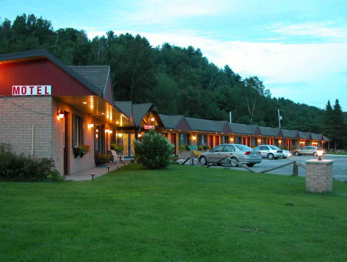Motel Sous Les Charmilles | Motels | Québec Ville et Région