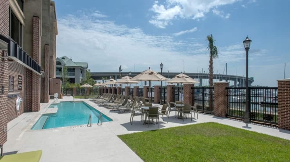 Hilton Garden Inn Charleston Waterfront Downtown
