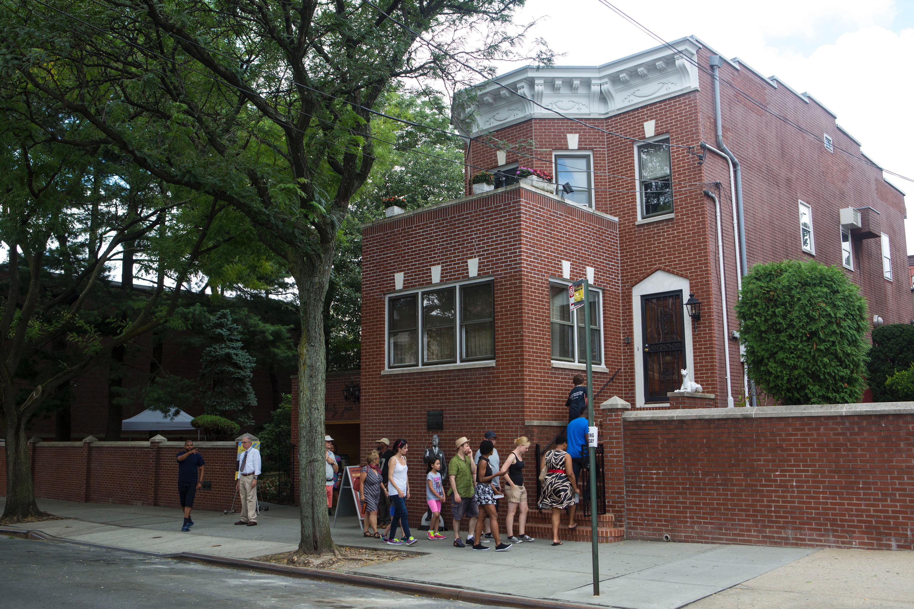 biography louis armstrong home museum