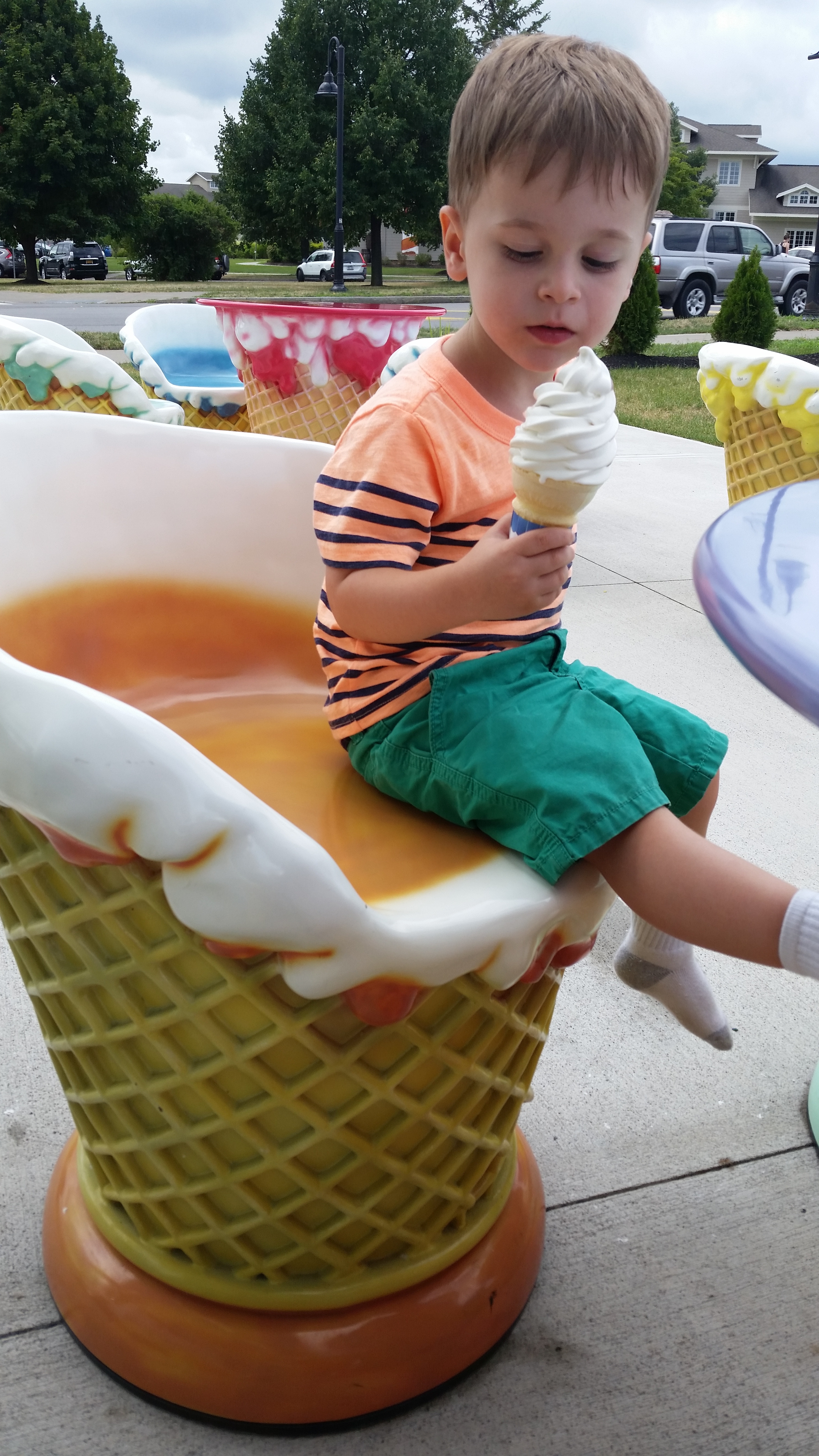 scoops-ice-cream-canandaigua-hudson-chairs