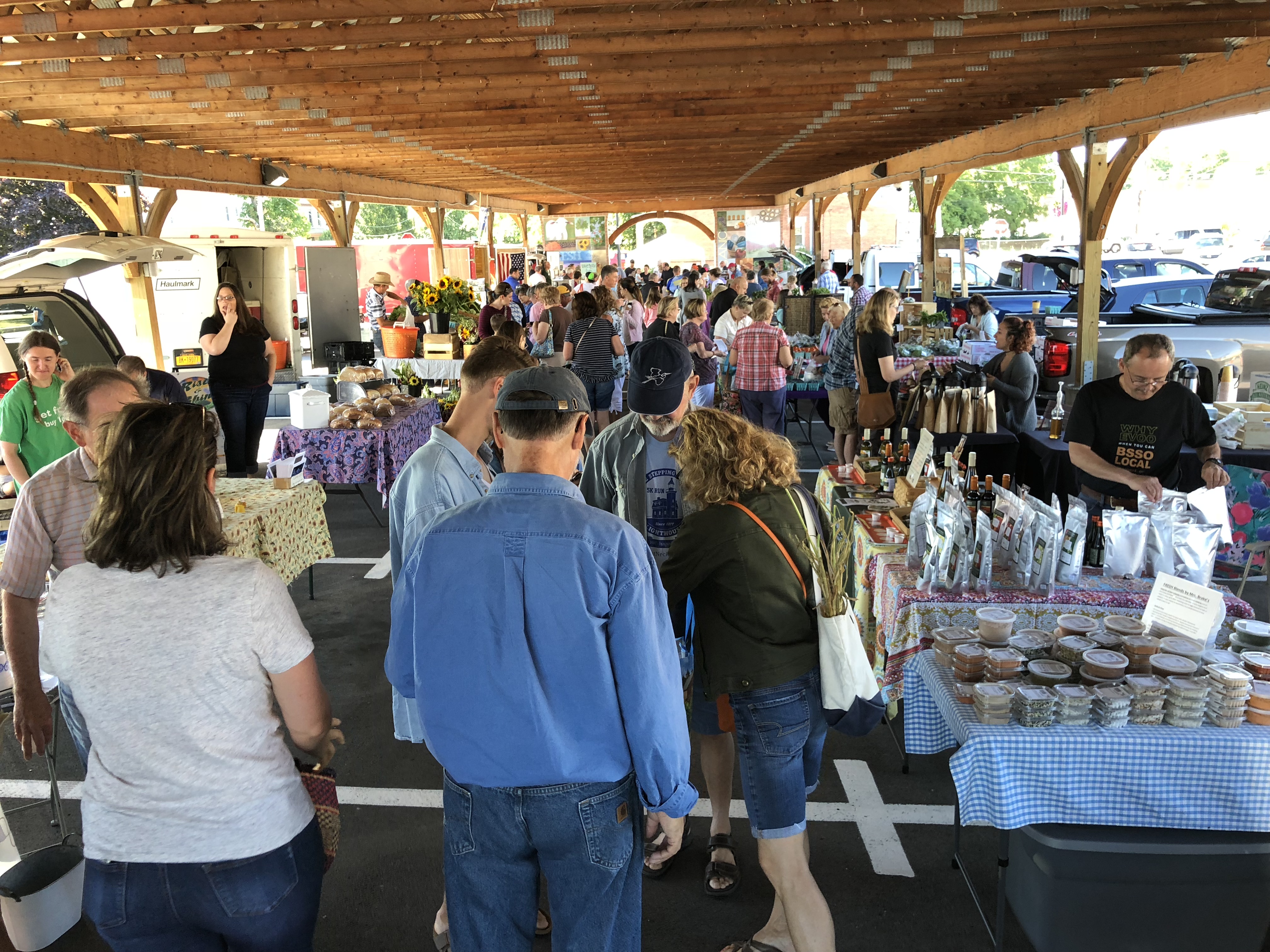 canandaigua-farmers-market-crowd