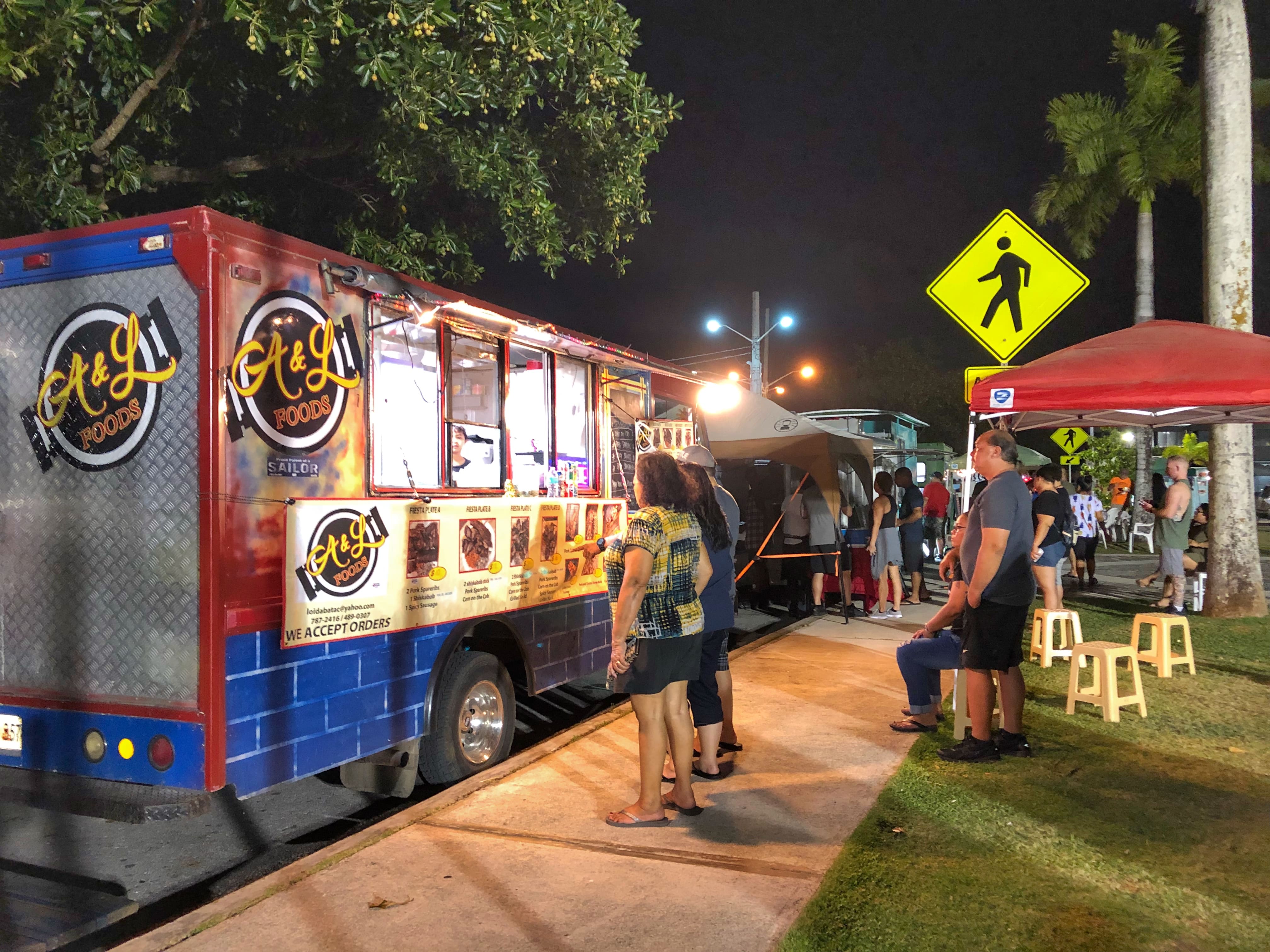 五花八門滿載各種美食的餐車在亞加納(Hagåtña)的史基納廣場(Skinner Plaza)擺開陣勢