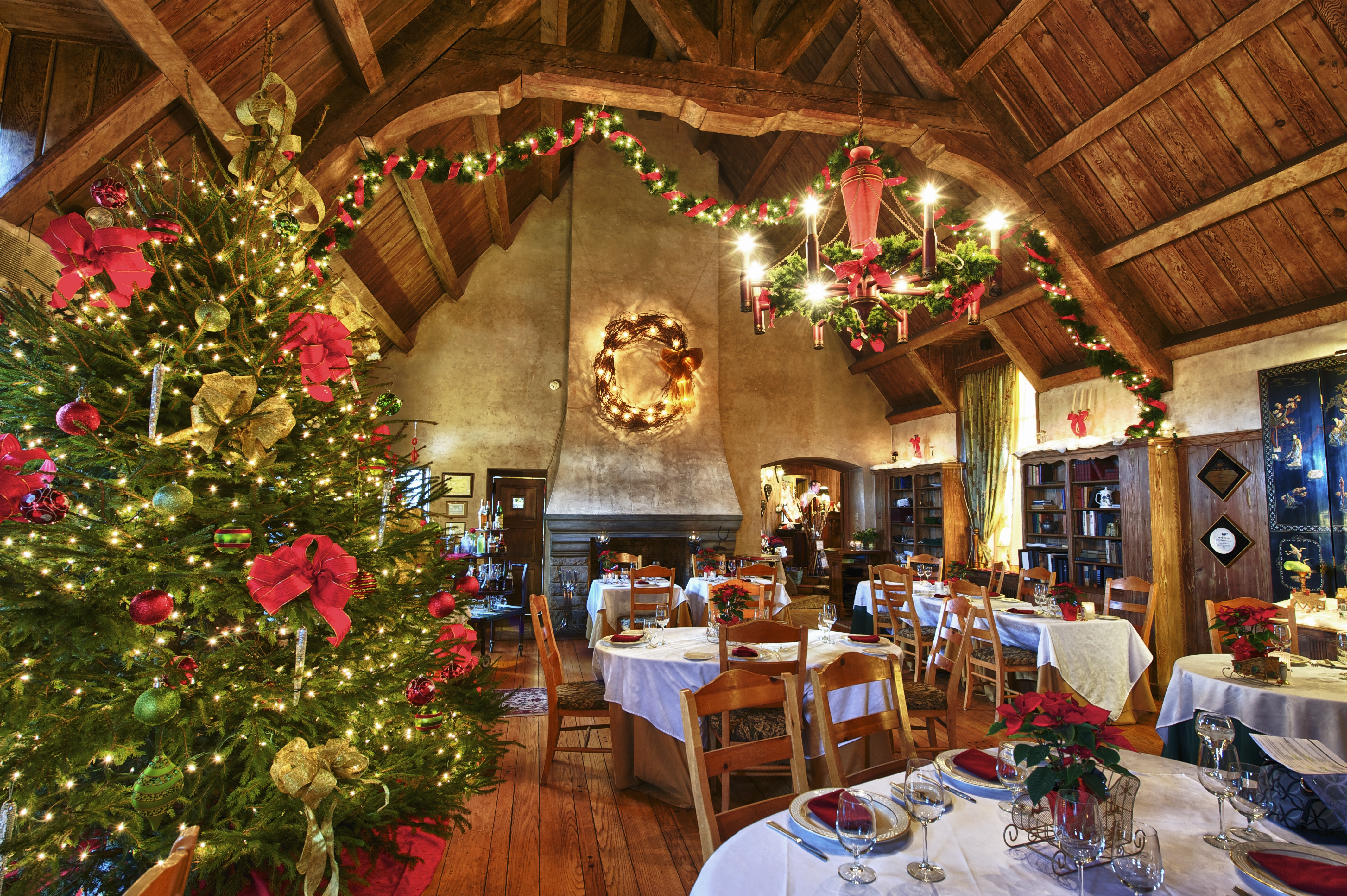 https://res.cloudinary.com/simpleview/image/upload/v1573063659/clients/poconos/Holiday_Dining_Room_French_Manor_2_PoconoMtns_e8fb6e45-7a4a-4218-afff-8697228cb059.jpg