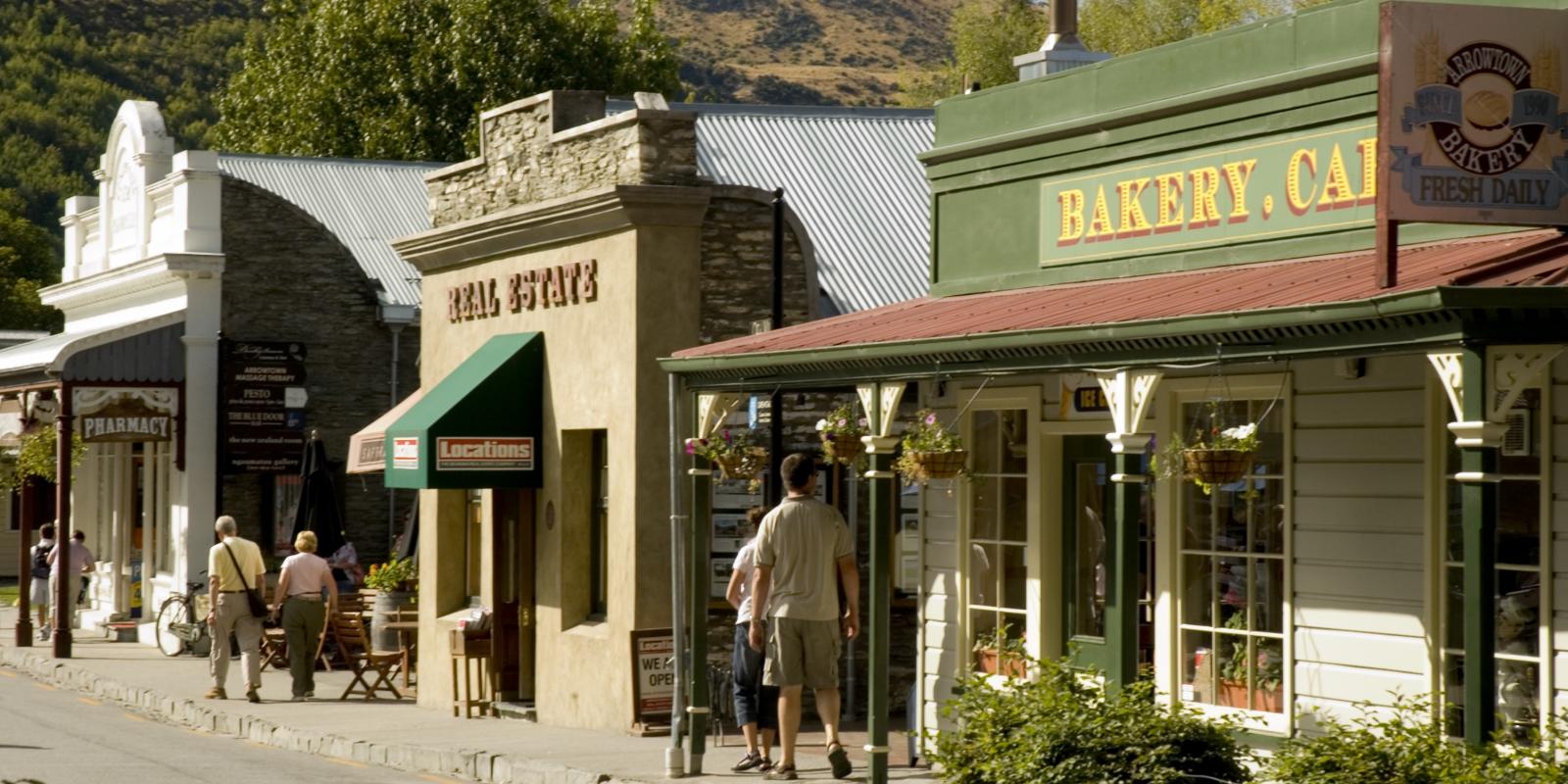 Arrowtown shops in Summer Arrowtown shops in Summer