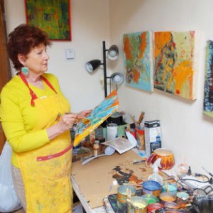 Painter Jayne Levant plies her brushes with ease. (Photo Credit: Santa Fe Studio Tour)