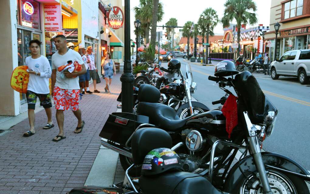 Motos Harley-Davidson estacionadas en Main Street, Daytona Beach