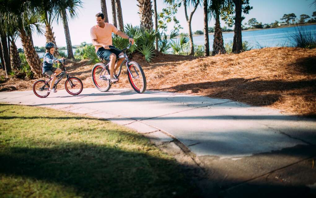 Das Mieten eines Fahrrads ist eine einfache und grüne Möglichkeit, die Parks und Wege von Panama City Beach zu erkunden.