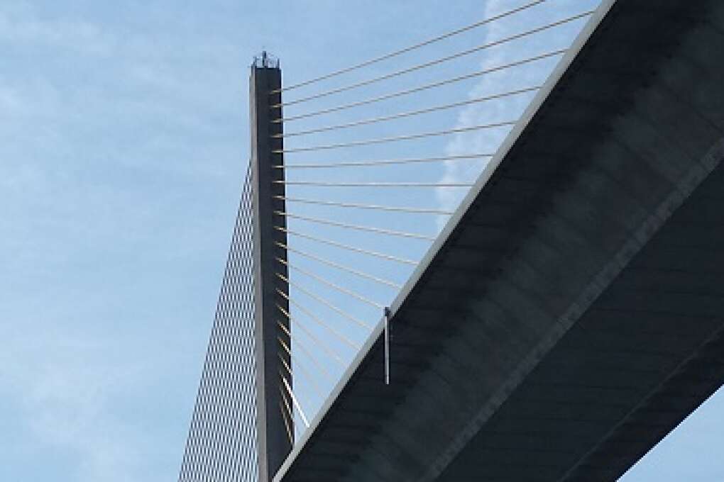 Blick nach oben auf die massive Sunshine Skyway Brücke