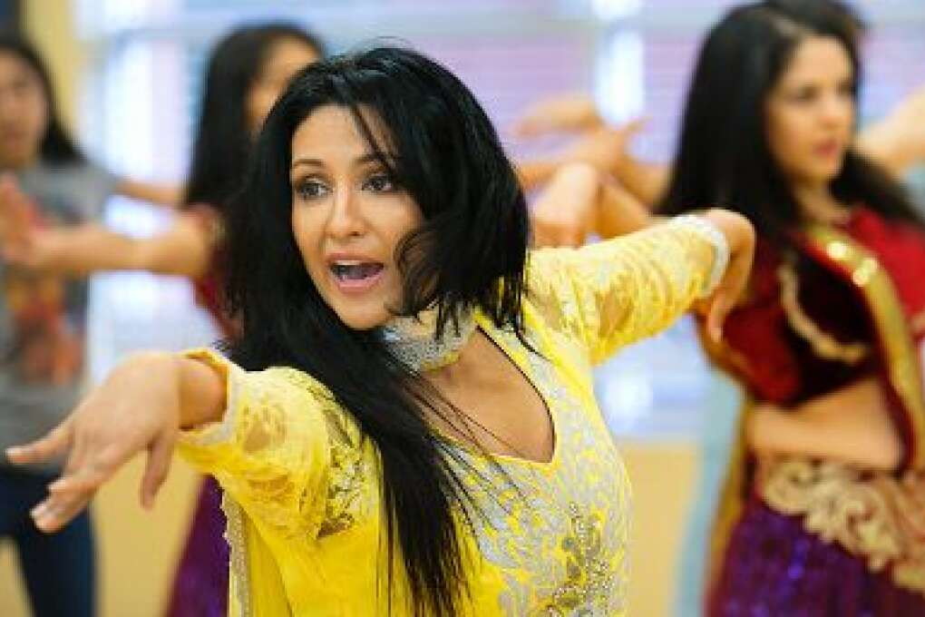 Chandni, cuyo nombre real es Navodita Sharma, es una ex bailarina de Bollywood que abrió un estudio de danza india en 1994 en Orlando, Florida. 