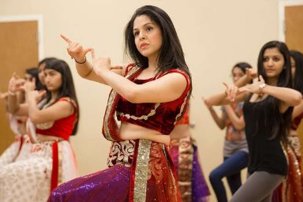 Nirali Chokshi, de 29 años, ensaya para una presentación que darán las estudiantes de Chandni. Chokshi empezó a tomar clases de danza india con Chandni desde que tenía 15 años. 