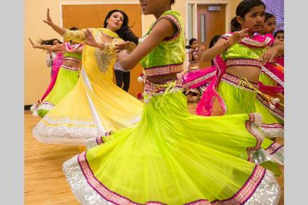 Los vestidos de las estudiantes dibujan un mar de colores durante una clase de Chandni, una ex estrella de Bollywood que da clases de danza india en Orlando. 