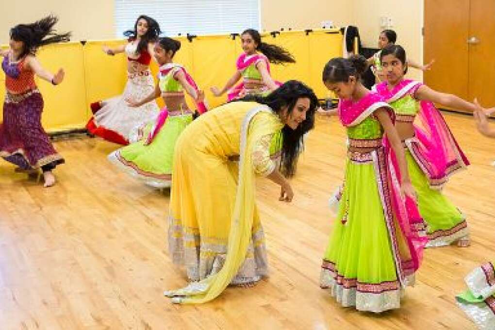 Chandni revisa el vestido lehenga cholis de una de sus jóvenes estudiantes. La ex bailarina de Bollywood tiene un estudio de danza en Orlando que mantiene viva los tradicionales y modernos bailes de India. 