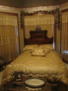 rsz_wash_st_inn_bedrm_curtains