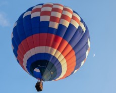 起飞热气球公司和乘船旅游