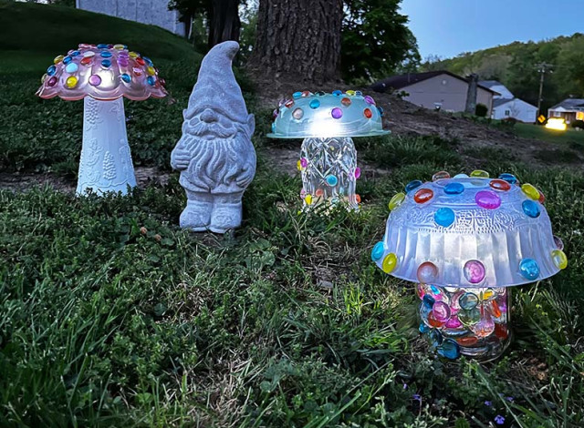 Art al Fresco: Glass Mushroom Garden Light