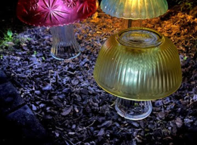 Art al Fresco: Glass Mushroom Garden Light