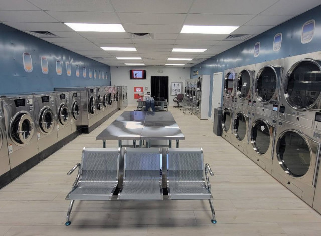 Plane Sudz Laundromat