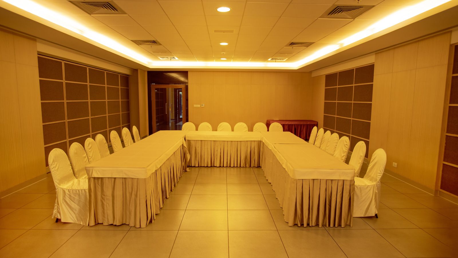 Beech meeting room with a u-shaped seating arrangement