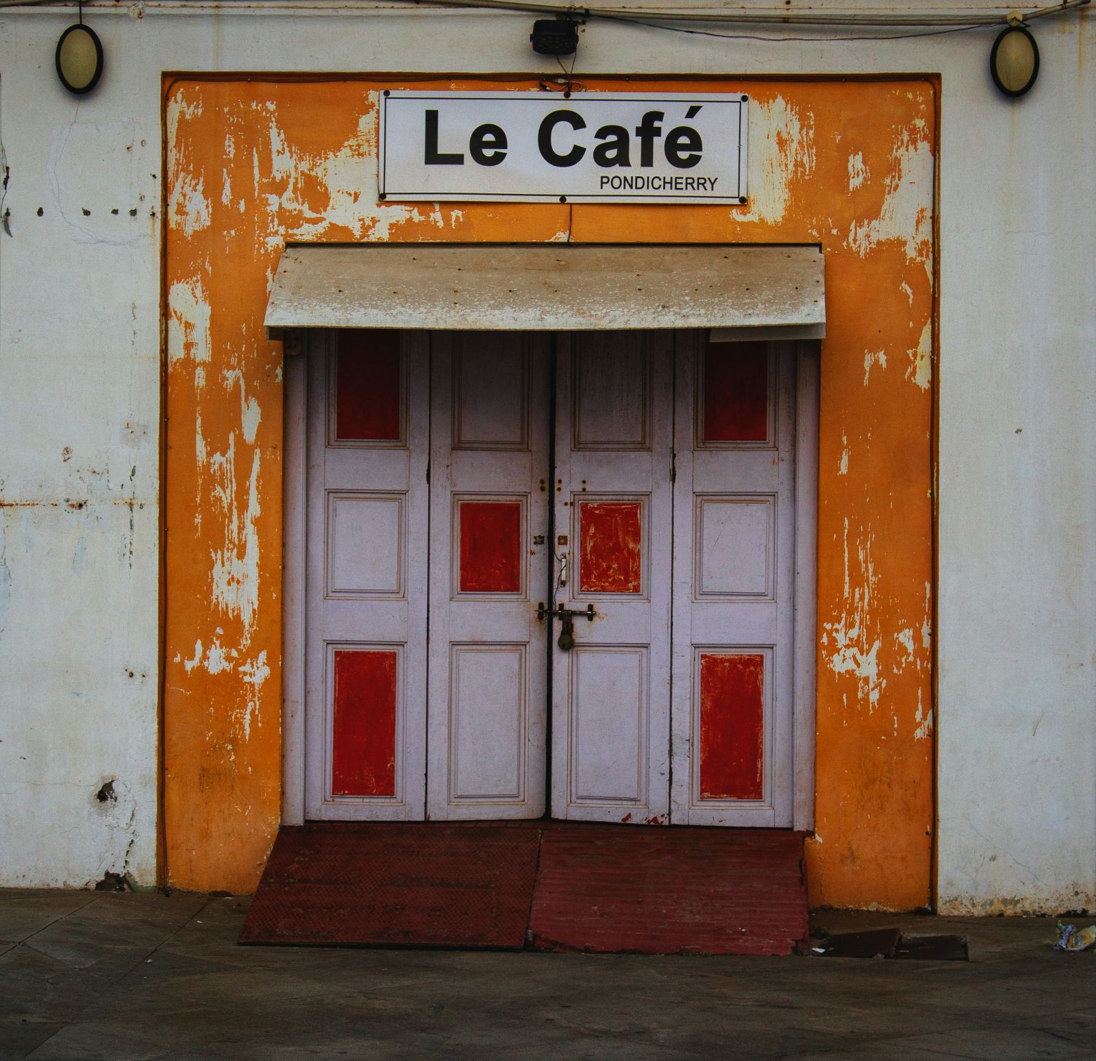 Facade view of an entrance to a building in the french quarters in Pondicherry