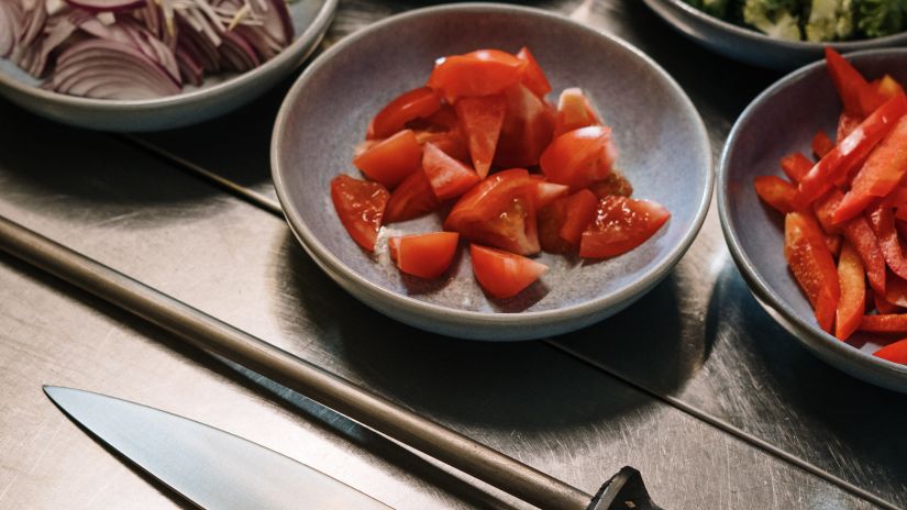 sliced-tomato-and-green-vegetable-on-white-ceramic-bowl-4252148