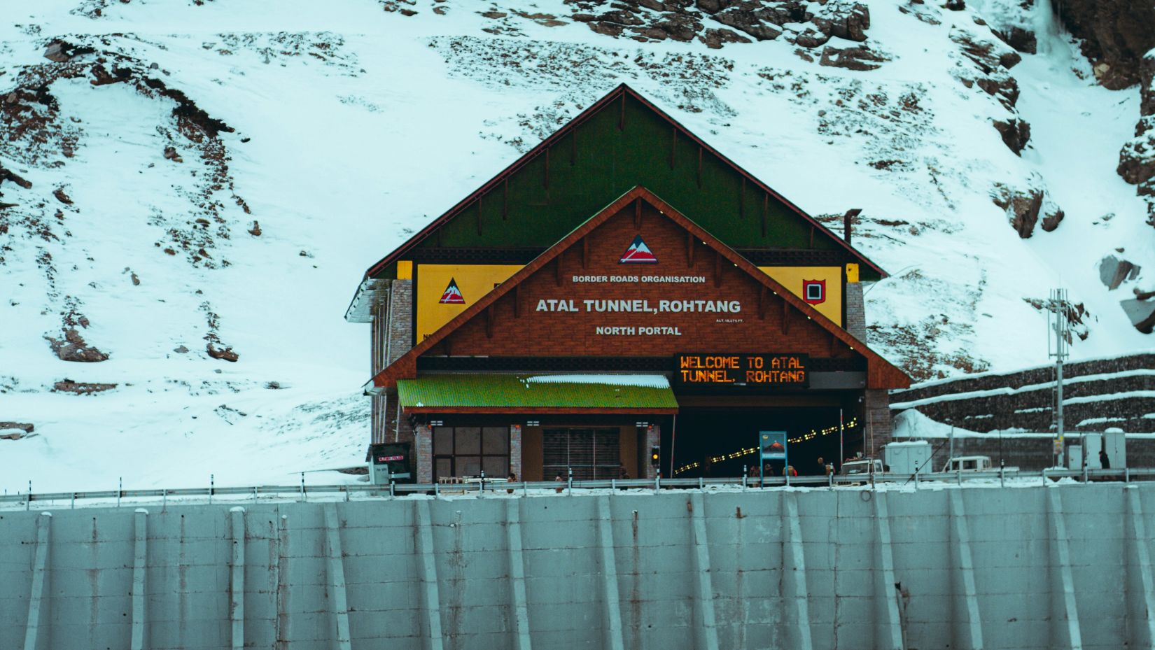 Image of the facade of the gate of Atal Tunnel