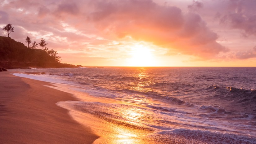 A picturesque view of the tide sweeping the shore during sunset - beach-facing hotels in Mumbai