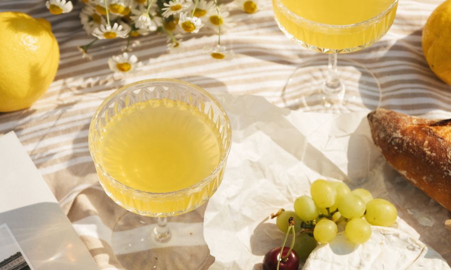 alt-text juice glasses with fruits around