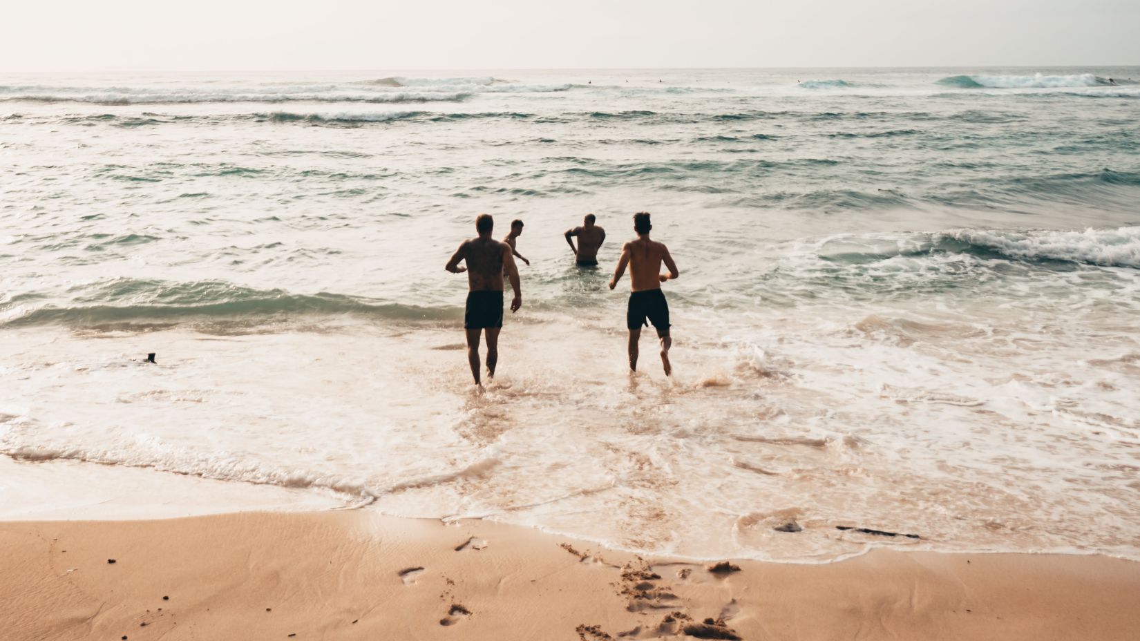 Symphony Samudra Port Blair - People running towards the beach