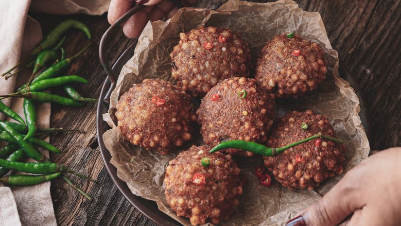 A woman serving Sabudana Vada - Fort JadhavGADH