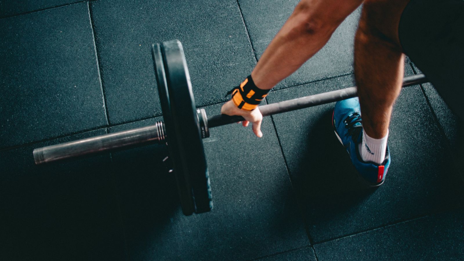 A man trying to lift weights in a barbell