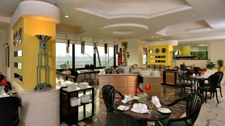 The Bayview - All Day Dining- 24 hour Coffee Shop, Hotel Marine Plaza Mumbai 2