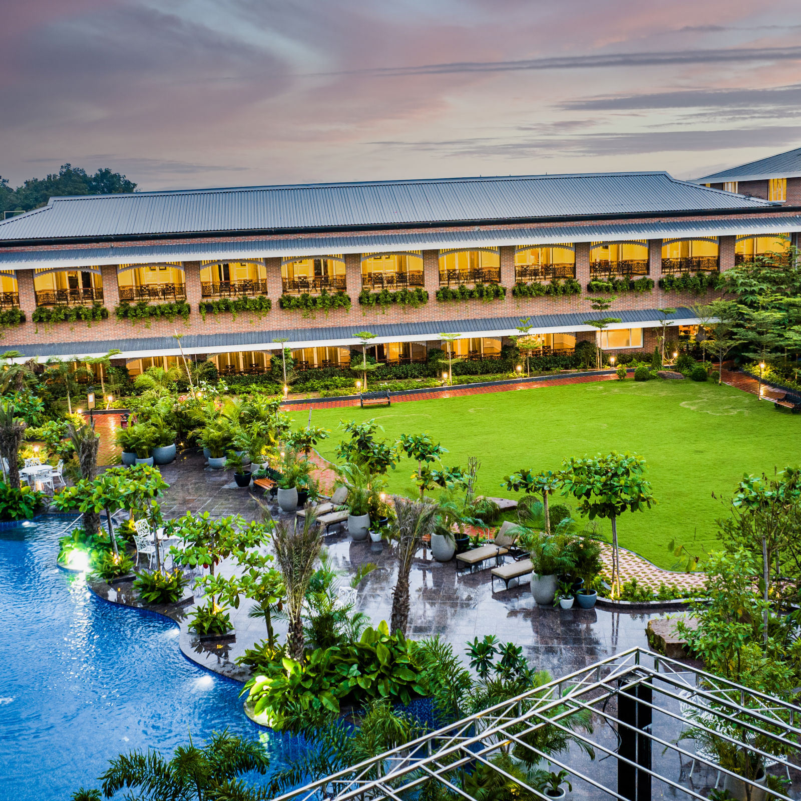 Hotel Facade -  Mayfair Oasis Resort & Convention