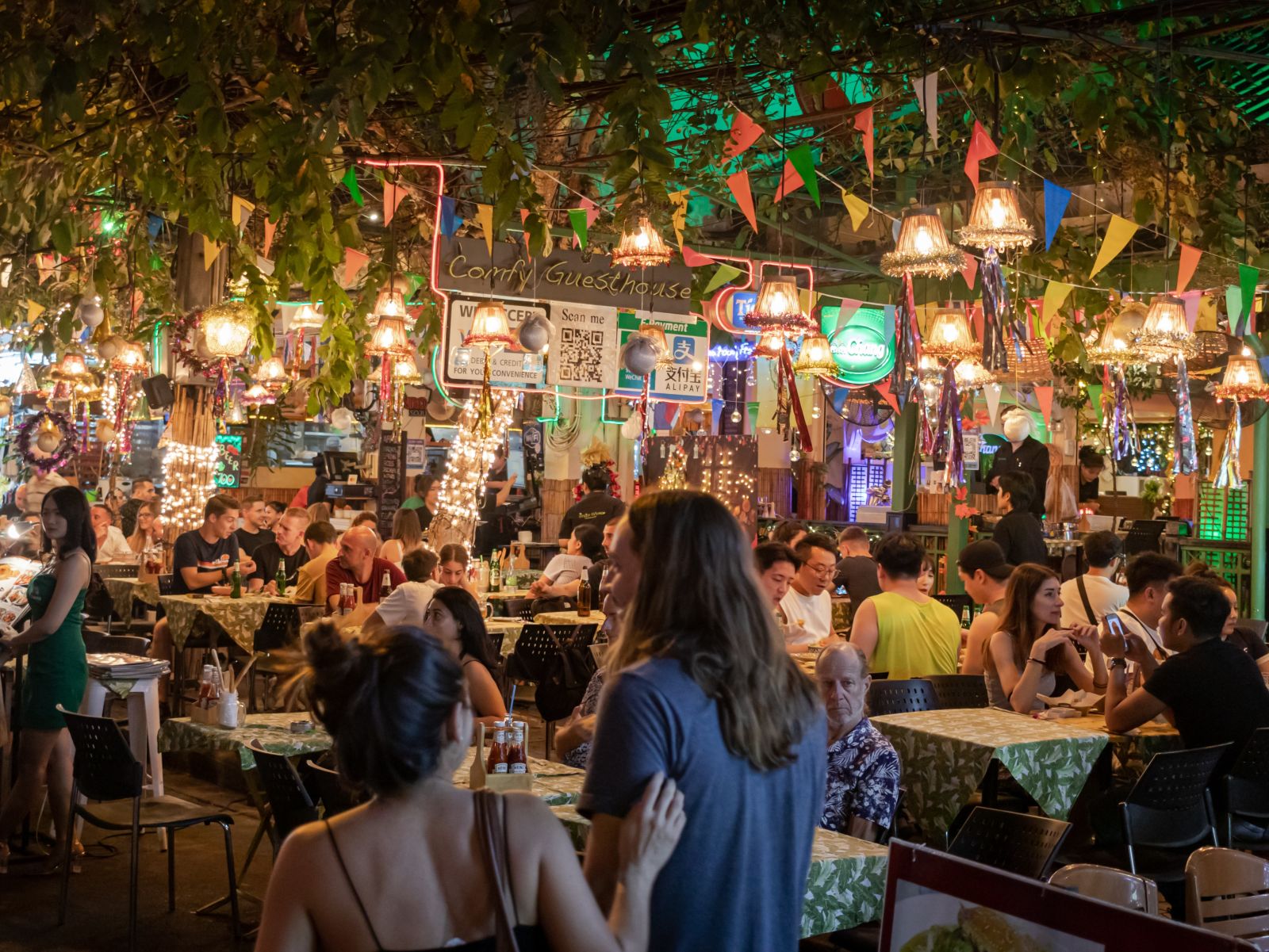 a crowded restaurant