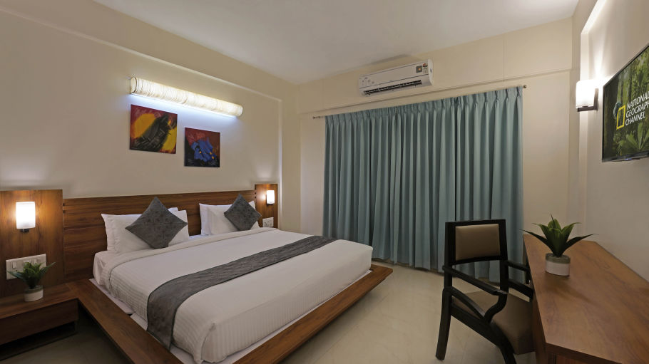 Hotel Ekaa Keys by Rivido, Kudlu Gate - the king size bed beside the covered window at the standard room 1