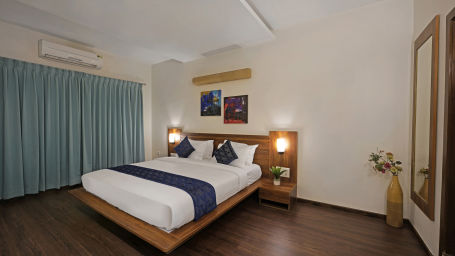 Hotel Ekaa Keys by Rivido, Kudlu Gate - the king size bed beside a covered window at the suite