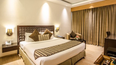 Deluxe Room at Hotel Saket 27 in New Delhi 1