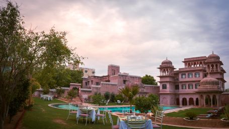 Facade interior with Pool and chairs and tables for sitting - Hotel Castle Mandawa, Jhunjunu