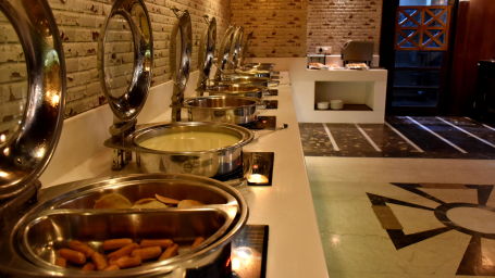 A close shot of various items served in chafing dsihes at the buffet in City Height Restaurant | Hotel City Inn, VaranasiDSC 0537