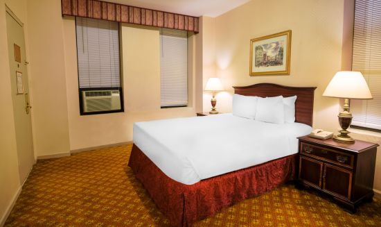 alt-text Enjoy a comfortable sojourn within the Bronze One Queen Bed at Night Hotel Broadway