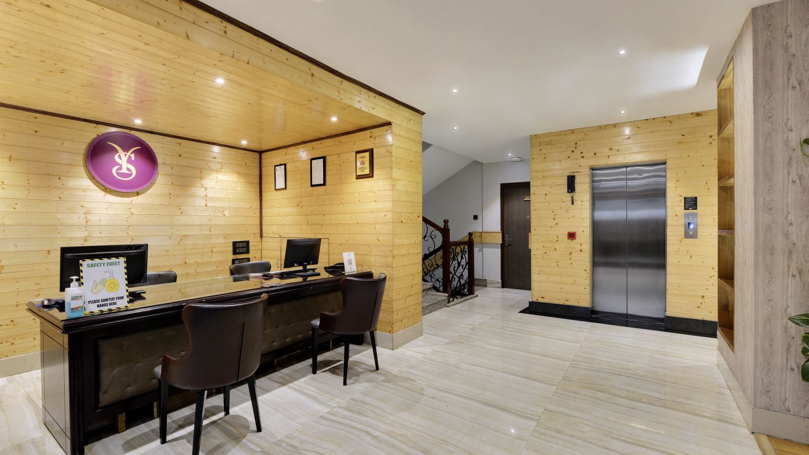 Lobby area with a reception desk and a lift on the side - Sumitel Shangrila, Deorali