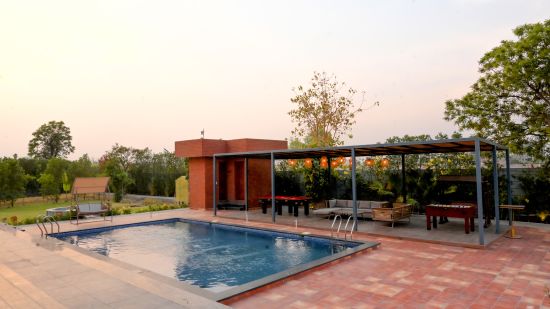 Overview of the swimming pool in the evening - Themis Farm House, Panipat