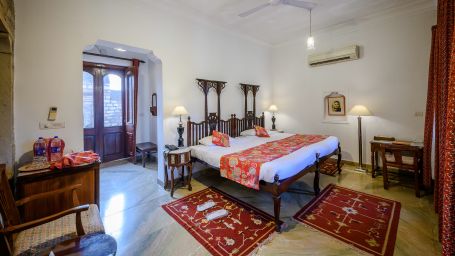 Deo Bagh - 17th Century, Gwalior - twin sharing beds kept side by side at Dhriv Vilas room 1