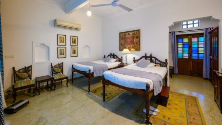 Deo Bagh - 17th Century, Gwalior - twin sharing beds offered at the Madhav Mahal room in Gwalior 1