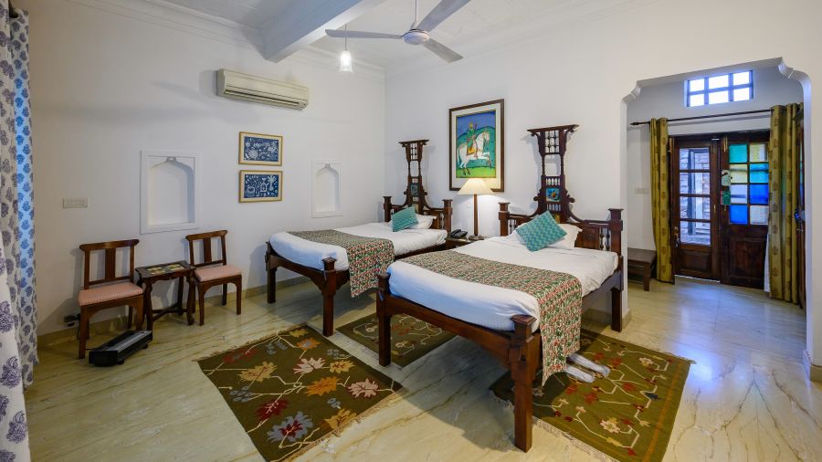 Deo Bagh - 17th Century, Gwalior - twin sharing beds with turquoise pillows on top of it at the Ranjit Raje Mahal - Naubagh / Garden View accommodation in Gwalior 0