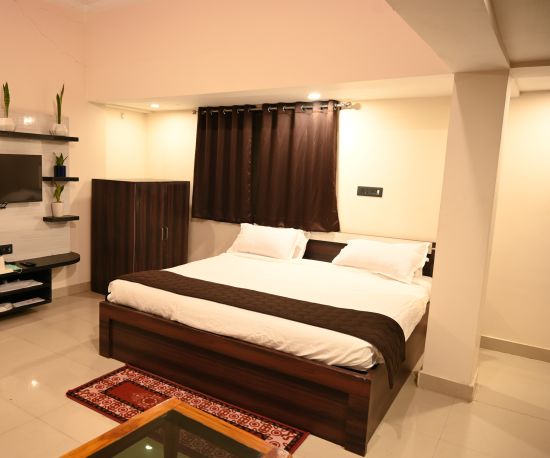 alt-text Safari Rooms in McCluskieganj with a cosy bed, a TV and more at Zeromile by Wedlock Greens