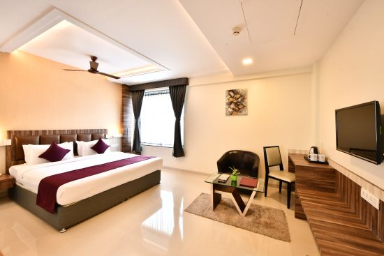 alt-text Interior of Executive room at Click Hotel - Sagar Plaza Chakan Pune 7